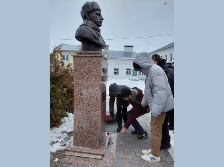 В Тарусе торжественно возложили цветы к бюсту генерал-лейтенанта М. Г. Ефремова. В Тарусе торжественно возложили цветы к бюсту генерал-лейтенанта М. Г. Ефремова.